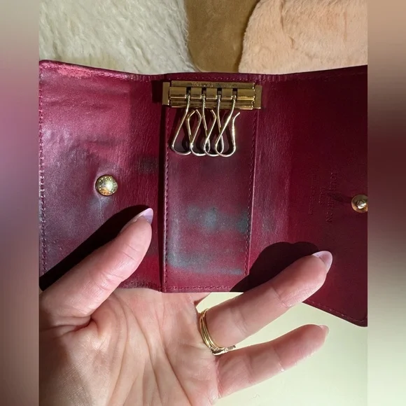 Louis Vuitton Pomme D'Amour Monogram Vernis Multicles Four Ring Key Holder - Picture 11 of 13